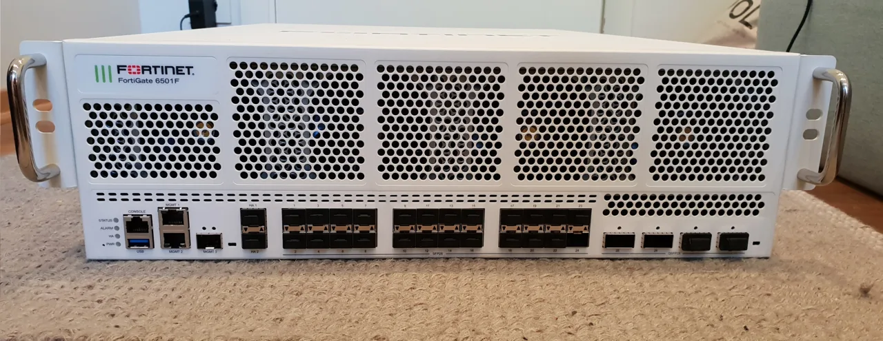 Fotografía referencial de un firewall Fortinet FortiGate 6501F
