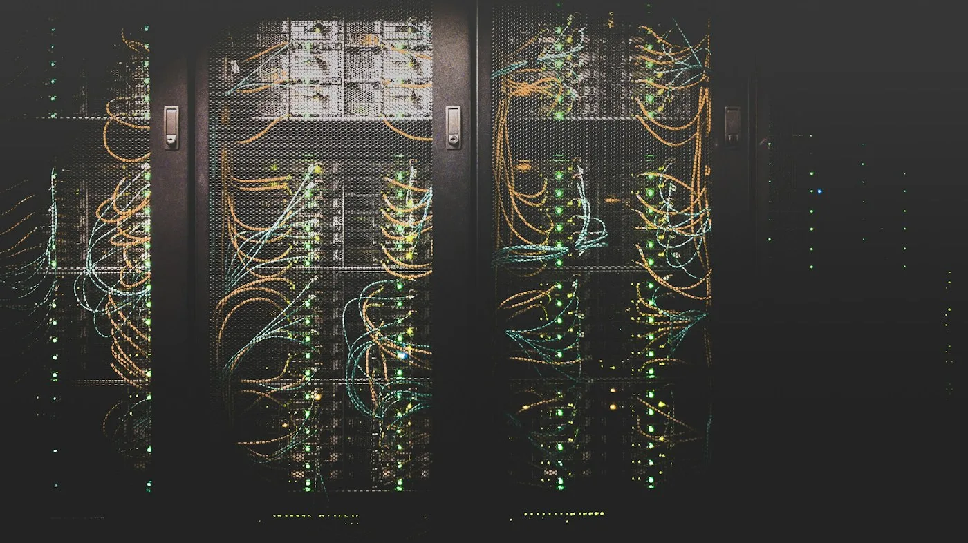 Infraestructura de servidores y conectividad en un centro de datos