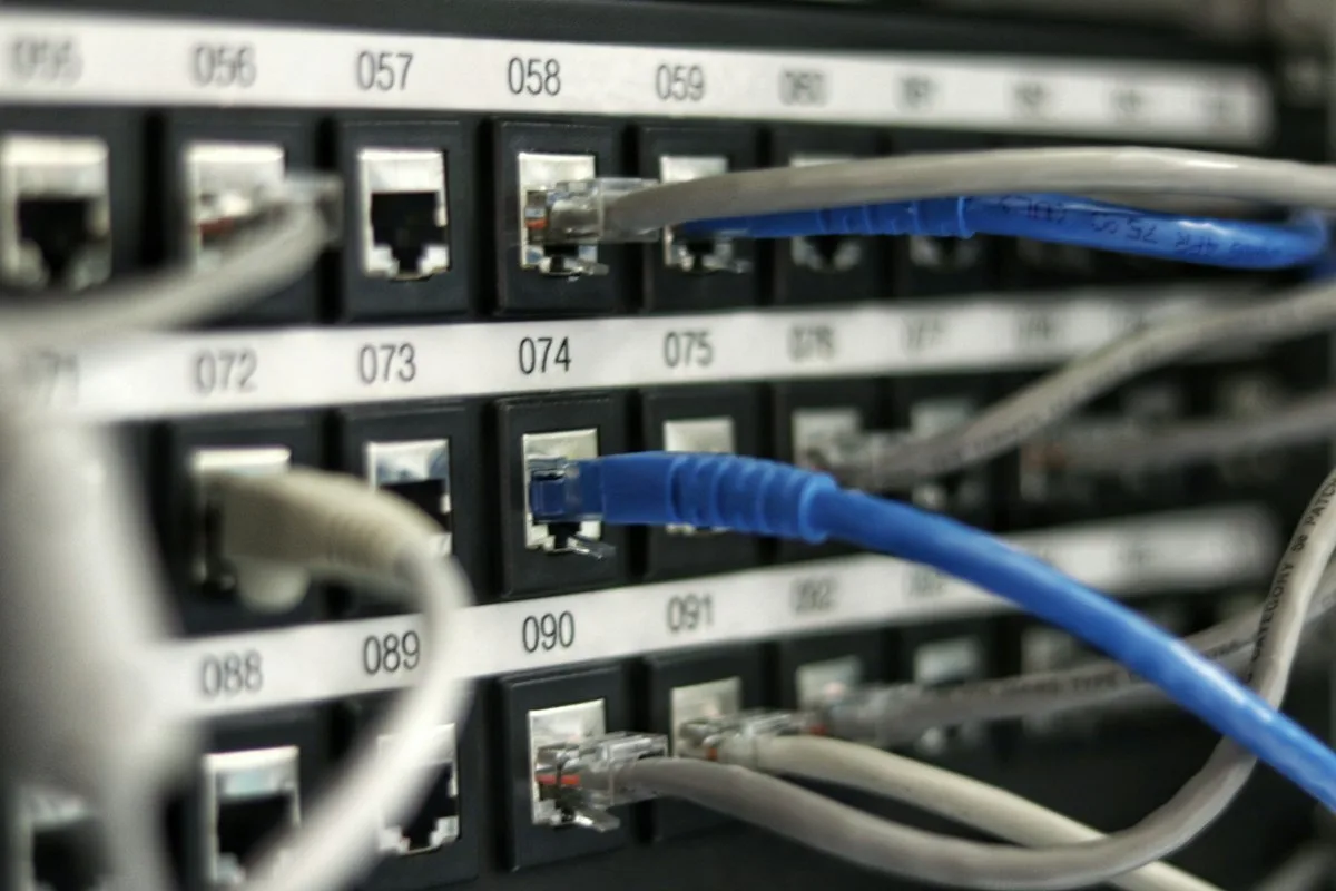 Pasillo de infraestructura de servidores empresariales